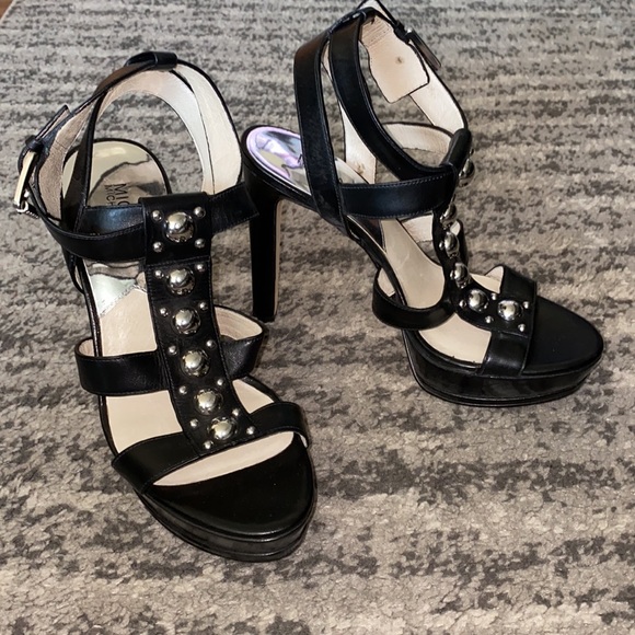 🎉HP🎉 ✨NEW✨ MICHAEL Michael Kors Black and Silver Heels - Picture 4 of 8